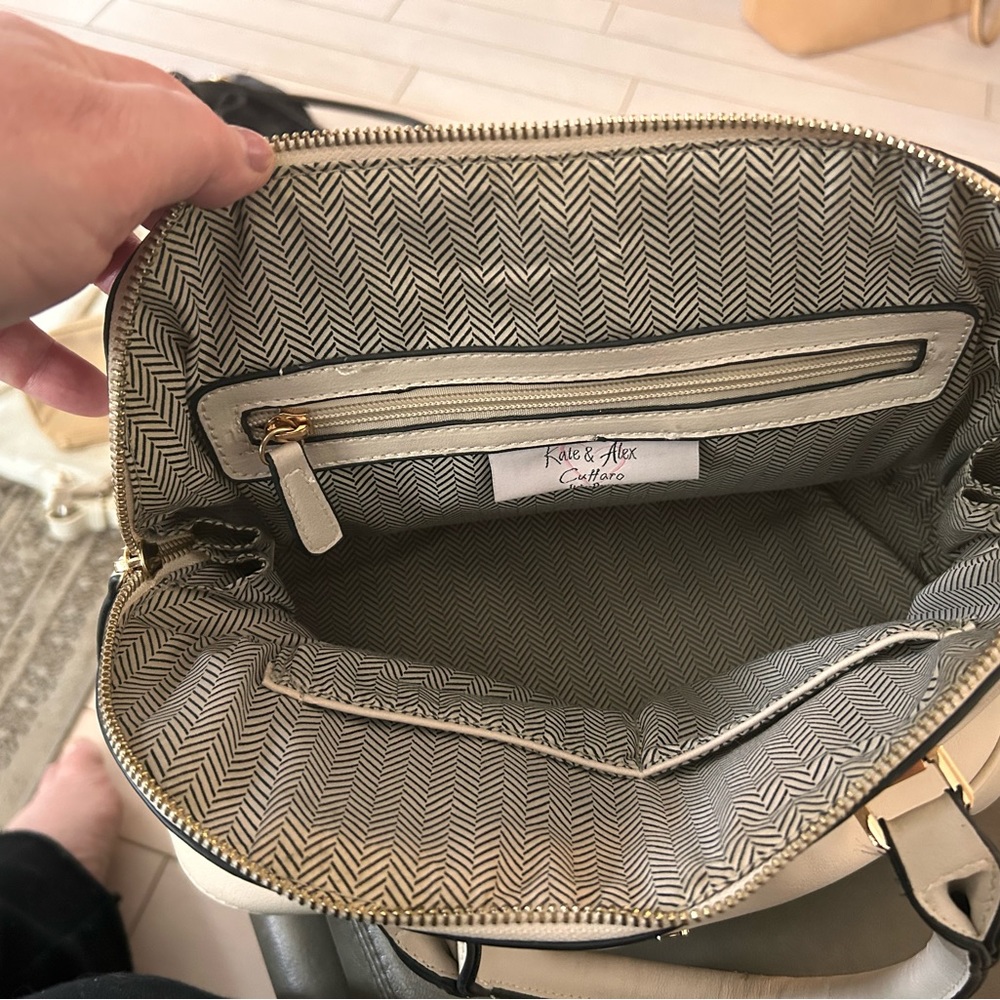 White vegan leather Kate & Alex purse - Picture 3 of 3